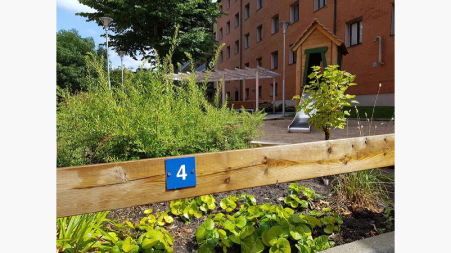 Föreningen förfogar över 18 parkeringsplatser i området
